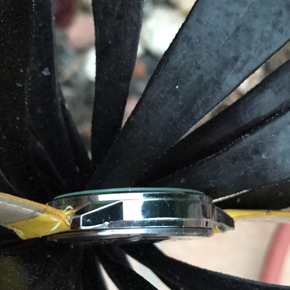 VERY RARE Minnie Holding Yellow Letter "A" Watch - Picture 6 of 7